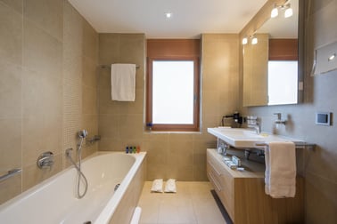 Chalet Shalimar - Bathrooms
