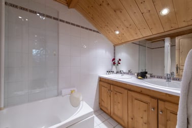 Chalet Genepi - Bathrooms