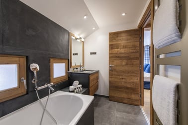 Chalet La Folie - Bathrooms