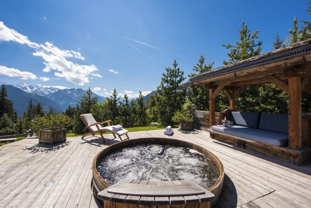 Chalet Le Ti hot tub