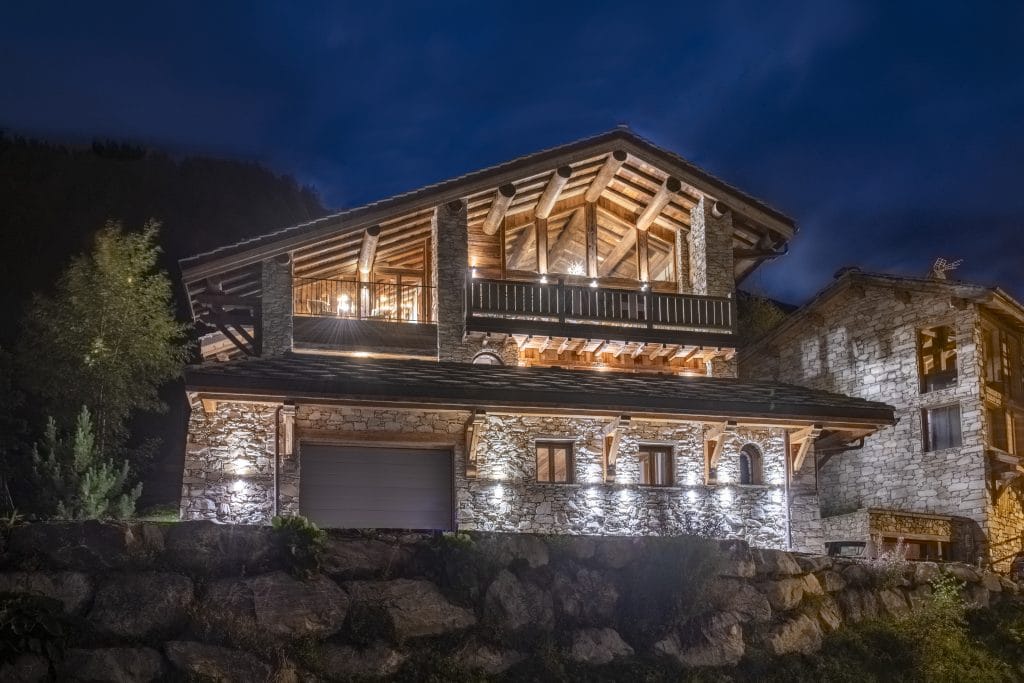 Exterior of Chalet Face à Face at night