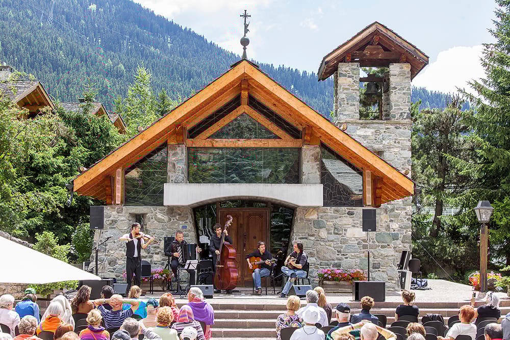 A performances at Hameau